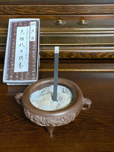 燃え残りに絵と文字‼